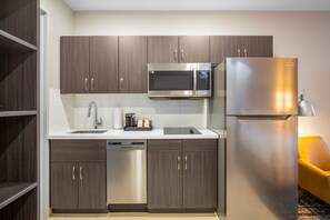 Lit avec matelas à plateau-coussin, bureau, fer et planche à repasser