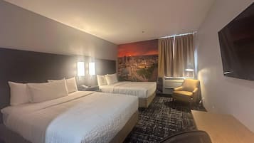 Standaard kamer, 2 queensize bedden, niet-roken | Pillowtop-bedden, een bureau, een strijkplank/strijkijzer, reisbedje