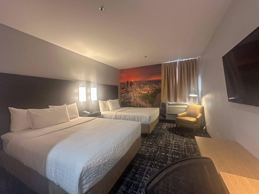 Standaard kamer, 2 queensize bedden, niet-roken | Pillowtop-bedden, een bureau, een strijkplank/strijkijzer, reisbedje