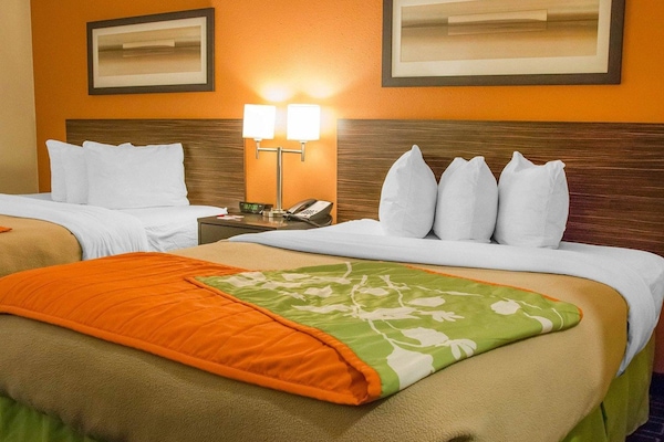 Colchones con pillow-top, escritorio y tabla de planchar con plancha