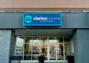Exterior - Clarion Pointe (Winnipeg)