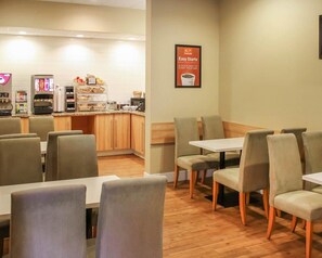 Free daily continental breakfast - Econo Lodge Winnipeg South (Winnipeg)