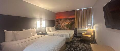 Rom – standard, 2 queensize-senger, ikke-røyk | Senger med overmadrass, skrivebord og strykejern/-brett