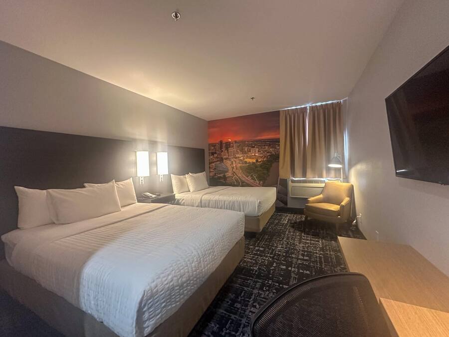 Standaard kamer, 2 queensize bedden, niet-roken | Pillowtop-bedden, een bureau, een strijkplank/strijkijzer, reisbedje