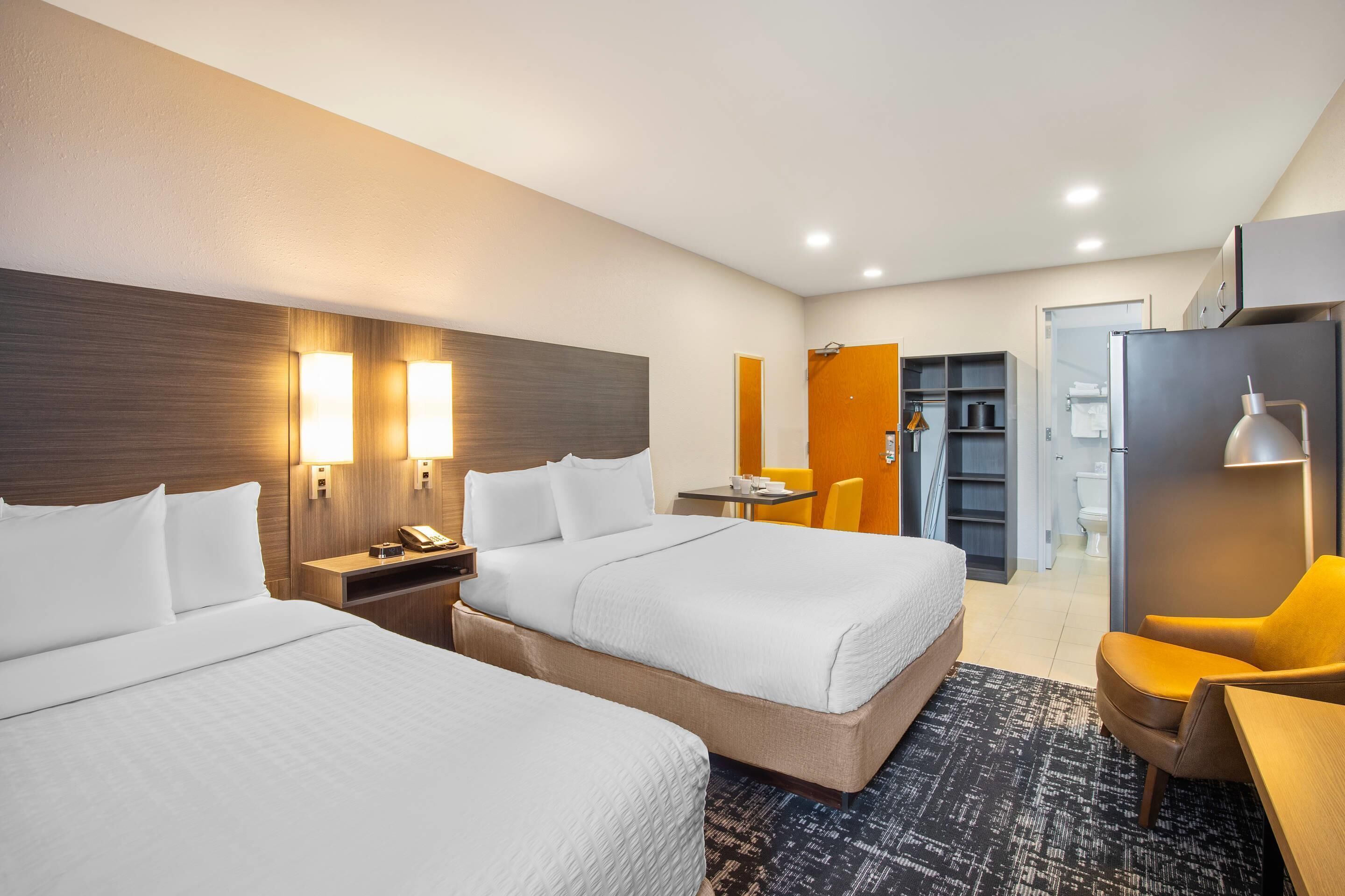 Senger med overmadrass, skrivebord og strykejern/-brett