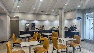 Tägliches inbegriffenes kontinentales Frühstück