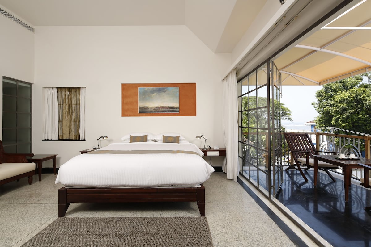 Bastion Room | Minibar, in-room safe, desk, soundproofing