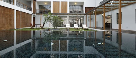 Außenpool, Liegestühle, Rettungsschwimmer vor Ort