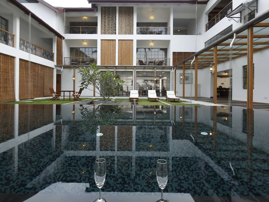 Una piscina al aire libre, tumbonas, socorrista en las instalaciones