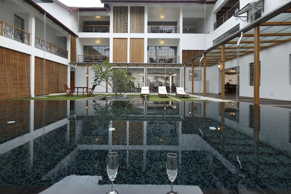 Outdoor pool, sun loungers, lifeguards on site - Eighth Bastion- Cgh Earth (Kochi)