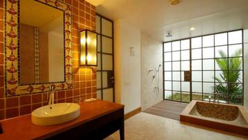 Garden room with Private terrace | Salle de bain | Articles de toilette gratuits, sĂšche-cheveux, peignoirs, chaussons