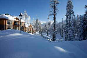 Property grounds - The Khyber Himalayan Resort & Spa (Baramula)