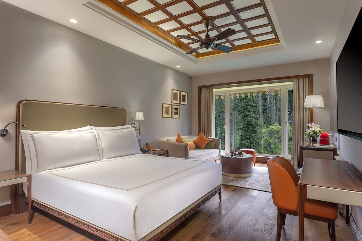 premier room, 1 king bed | 1 bedroom, down duvets, memory-foam beds, minibar