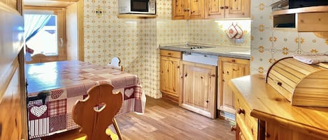 Departamento, 2 habitaciones | Cocina privada | Microondas, parrilla de estufa y utensilios de cocina