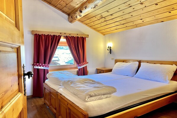 Apartment, 1 Bedroom (4 People) | Down comforters, in-room safe, free WiFi, bed sheets