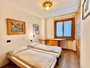 Leilighet, 2 soverom | Bad | Hårføner, håndklær og toalettpapir