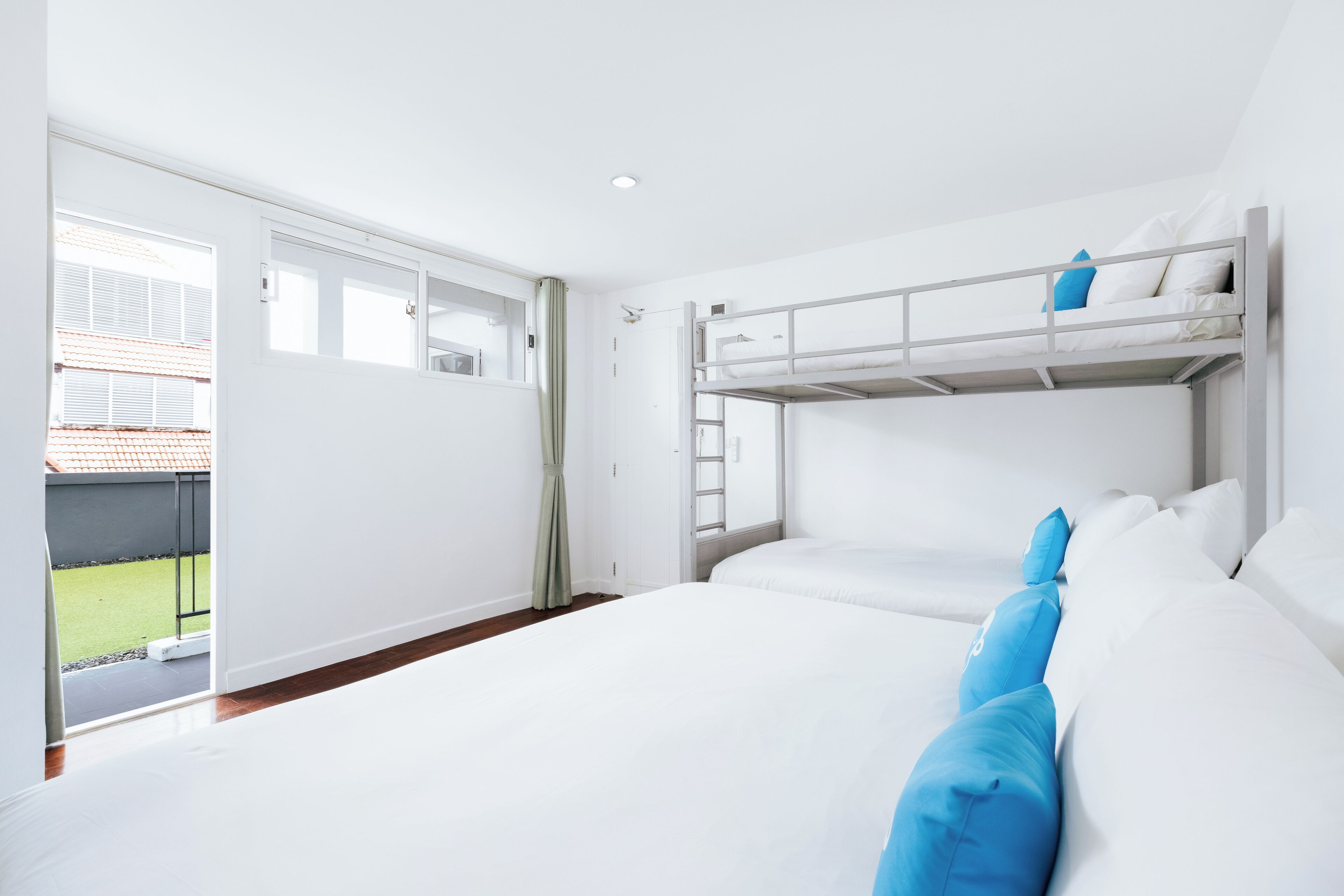 Standard Family | 客房内保险箱、特色装修、办公桌、遮光窗帘