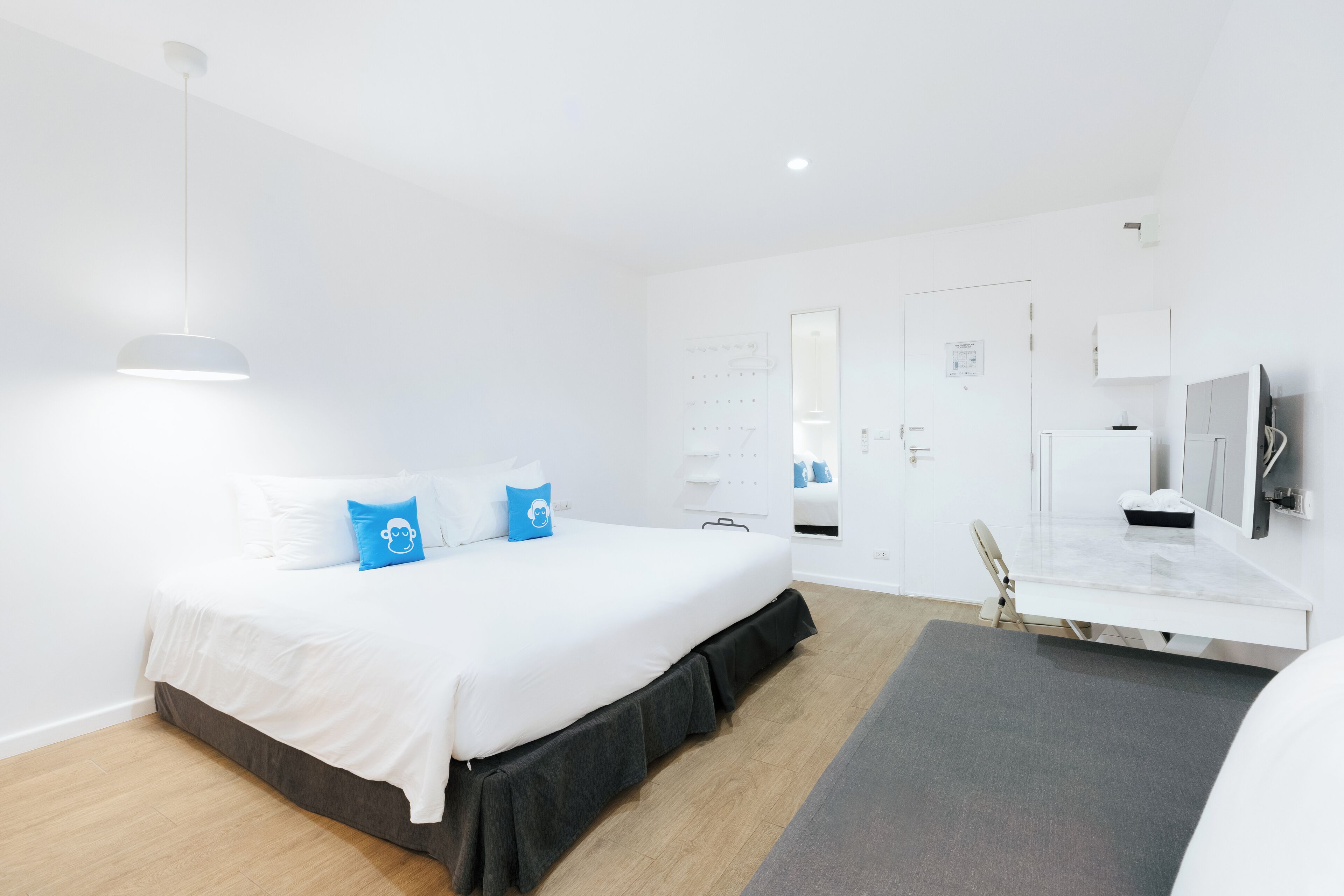 华丽双人房 | 客房内保险箱、特色装修、办公桌、遮光窗帘