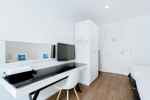 Superior Twin Room | 거실 공간 | 케이블 채널 시청이 가능한 42인치 LCD TV, TV
