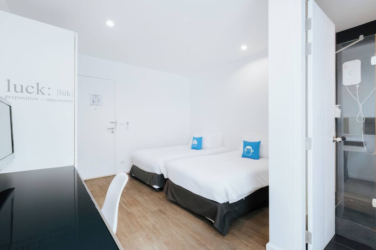 Superior Twin Room | Caja de seguridad en la habitación y decoración personalizada