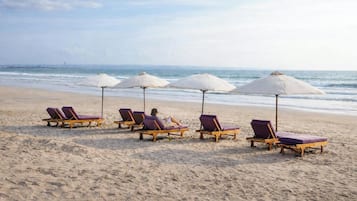 Tæt på stranden, hvidt sand, badehåndklæder