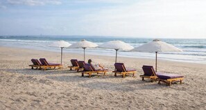 Tæt på stranden, hvidt sand, badehåndklæder