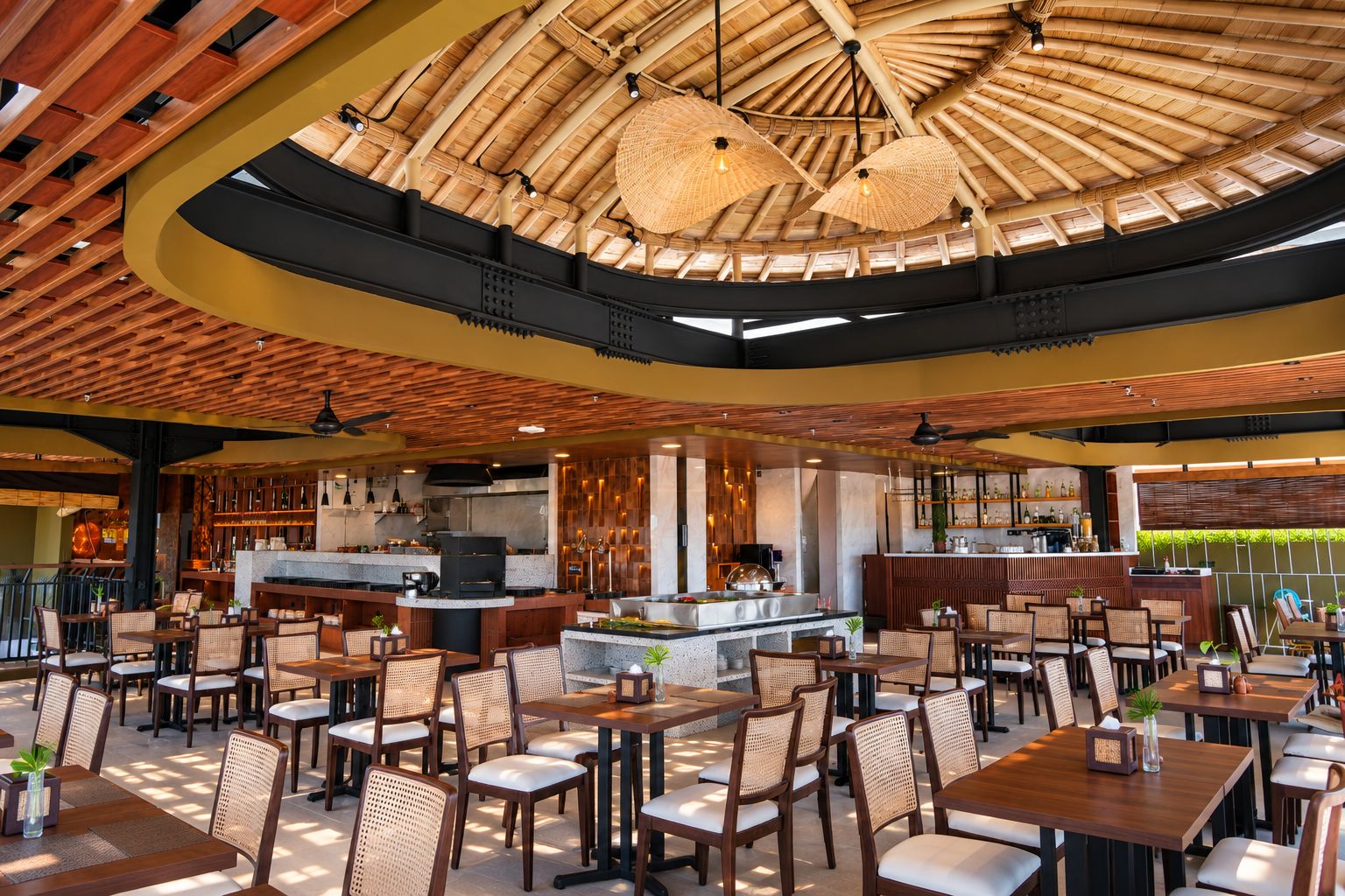 Un restaurante con barra central, mesas al aire libre y techo de bambú.