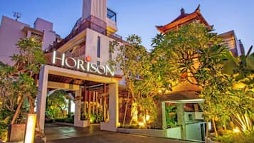 Bagian depan properti - sore/malam