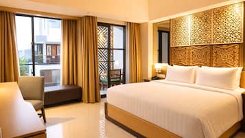 Peralatan tempat tidur premium, bar mini, peti besi dalam bilik, meja