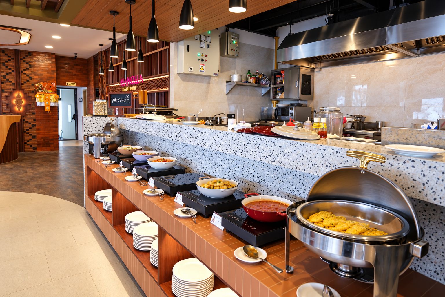 Zona de bufé con distintas estaciones de comida, una cocina al fondo y un mostrador de recepción.