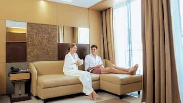 Horison Suite With Free Balinese Culture Experience and 1 Minibar | Área de estar | Smart TV 42 polegadas com canais digitais