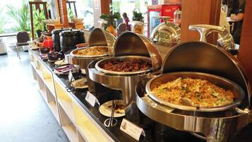 Daily cooked-to-order breakfast for a fee