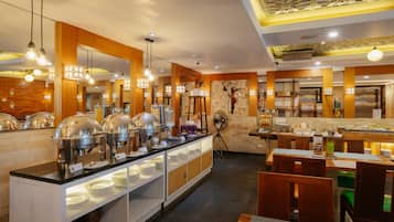 Frühstück, Mittagessen, internationale Küche, Blick auf den Pool