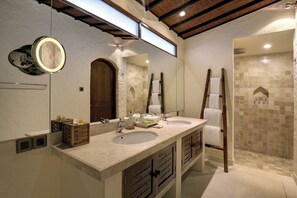 Villa Deluxe, 1 camera da letto, piscina privata | Bagno | Combinazione doccia/vasca, vasca da bagno a immersione totale