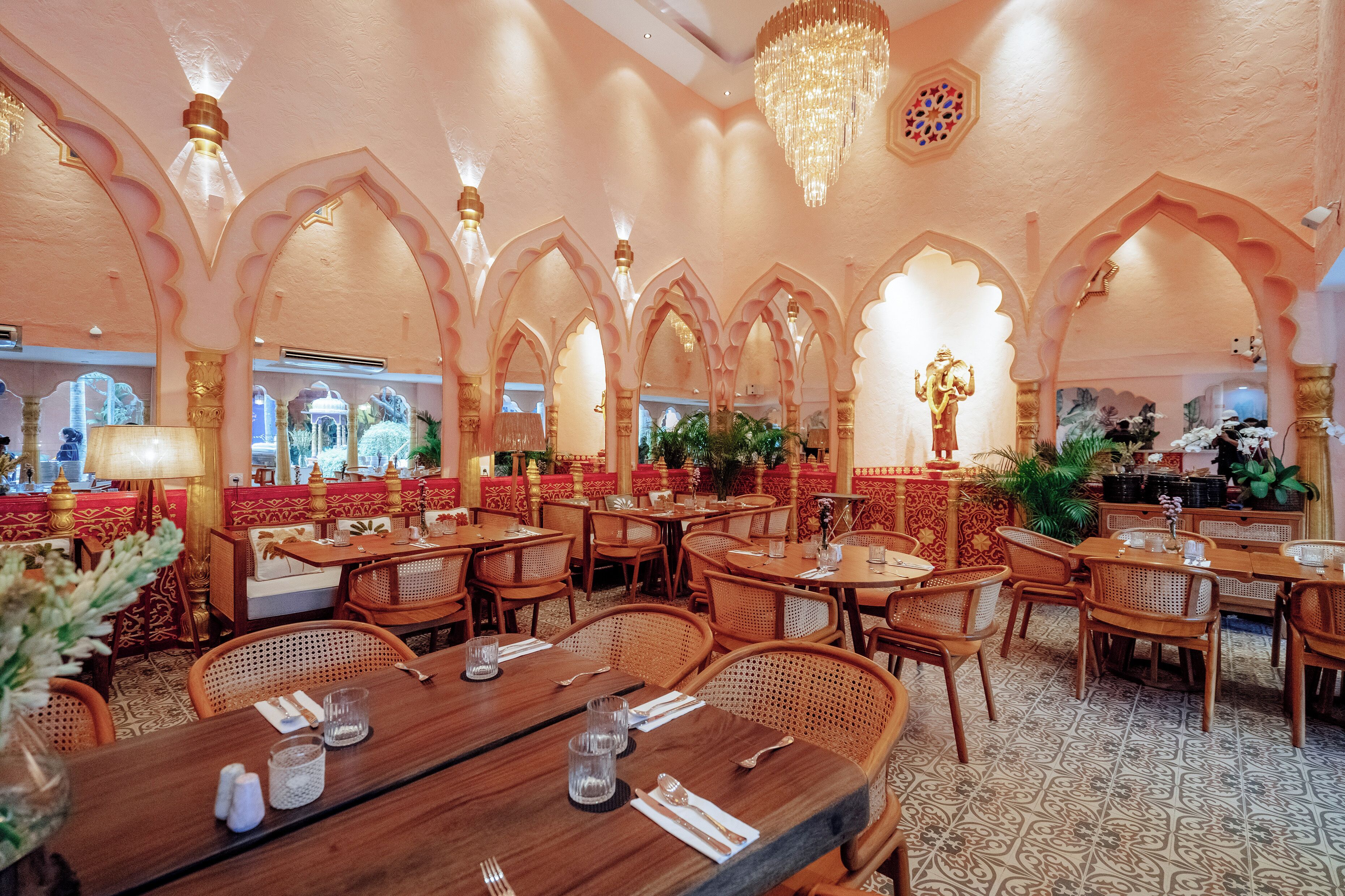 2 restaurantes; se sirve desayuno, almuerzo y cena; cocina internacional