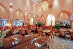 2 間餐廳;供應早餐、午餐、晚餐;多國菜