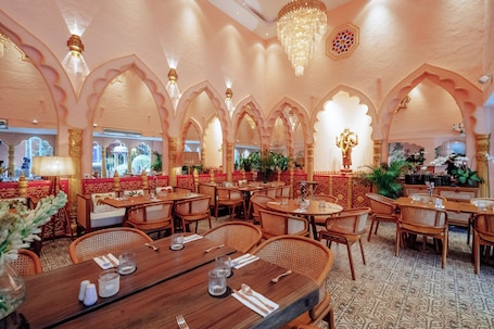 2 restaurants, breakfast, lunch, dinner served; international cuisine. Impiana Private Villas Seminyak