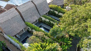 Deluxe Villa, 1 Bedroom, Private Pool | Bar mini, peti besi dalam bilik, meja, ruang kerja komputer riba 