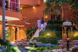 2 restaurants, breakfast, lunch, dinner served; international cuisine