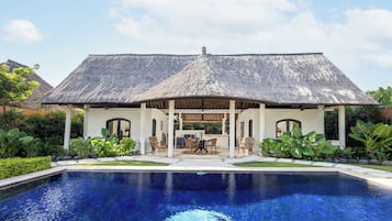 Minibar, caja de seguridad en la habitación y escritorio