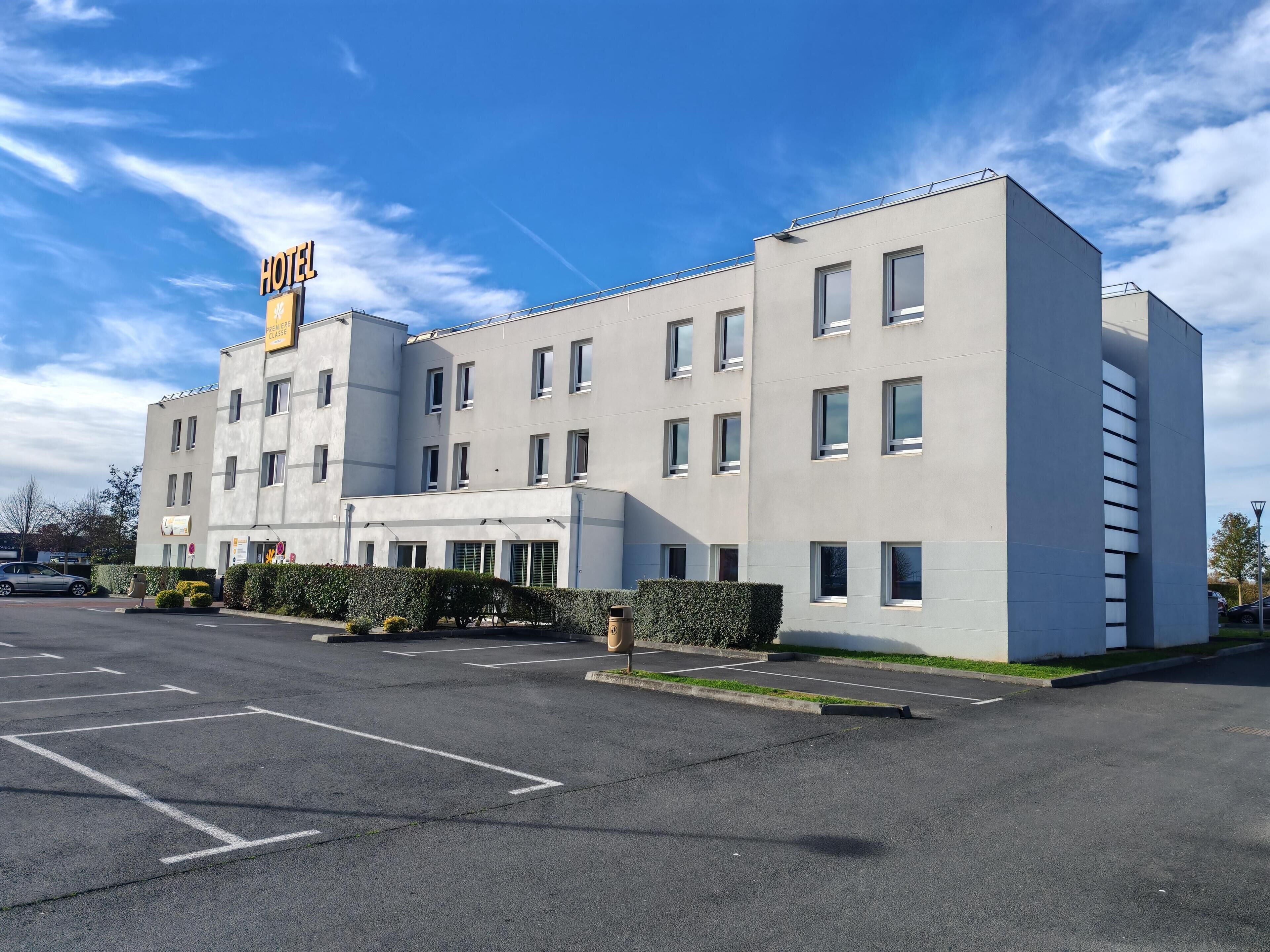 Un hotel modern amb façana plana, nombroses finestres i un rètol que indica que és un hotel.