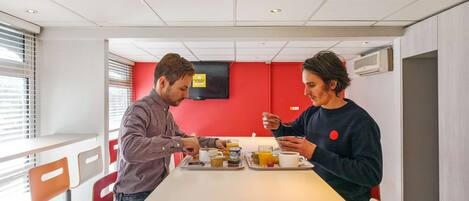 Daily cooked-to-order breakfast (EUR 6.5 per person)