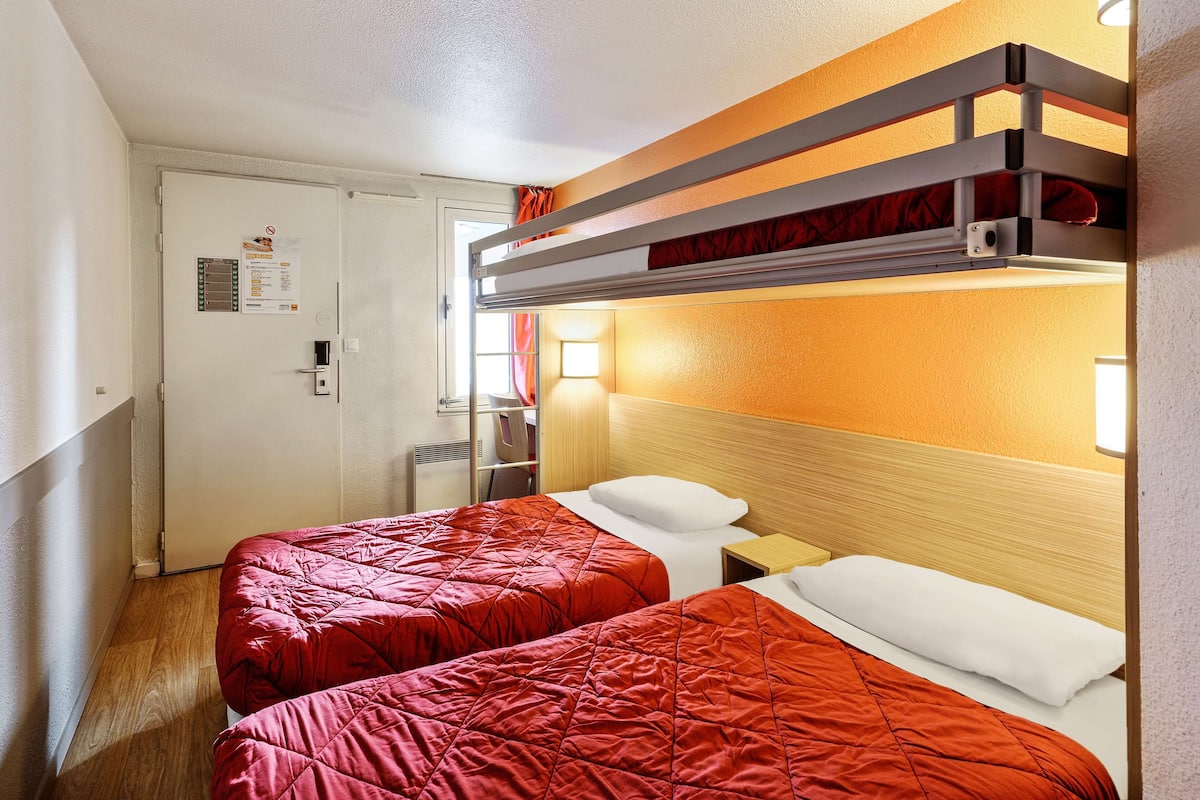 Desk, soundproofing, free WiFi, bed sheets
