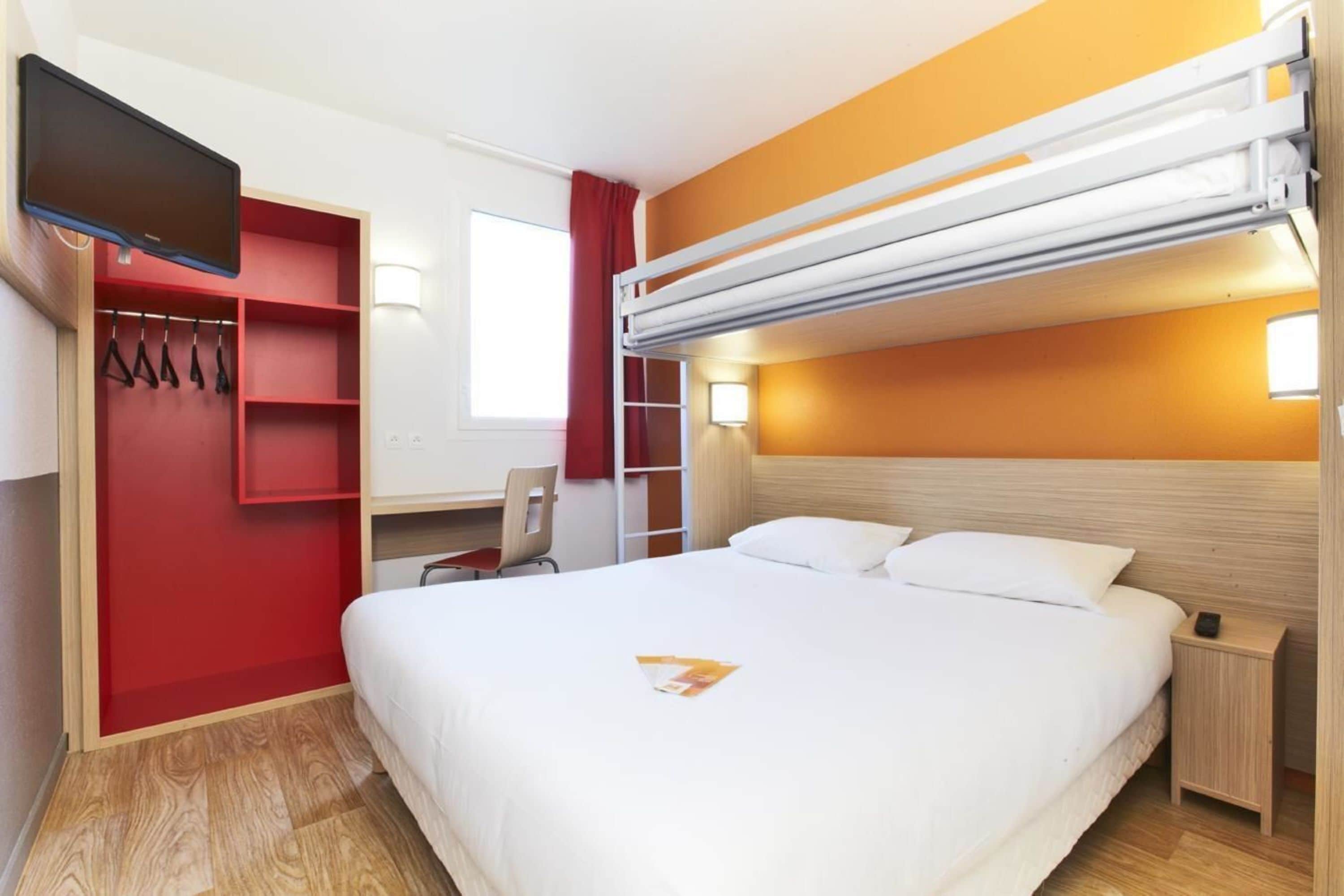 Desk, soundproofing, free WiFi, bed sheets