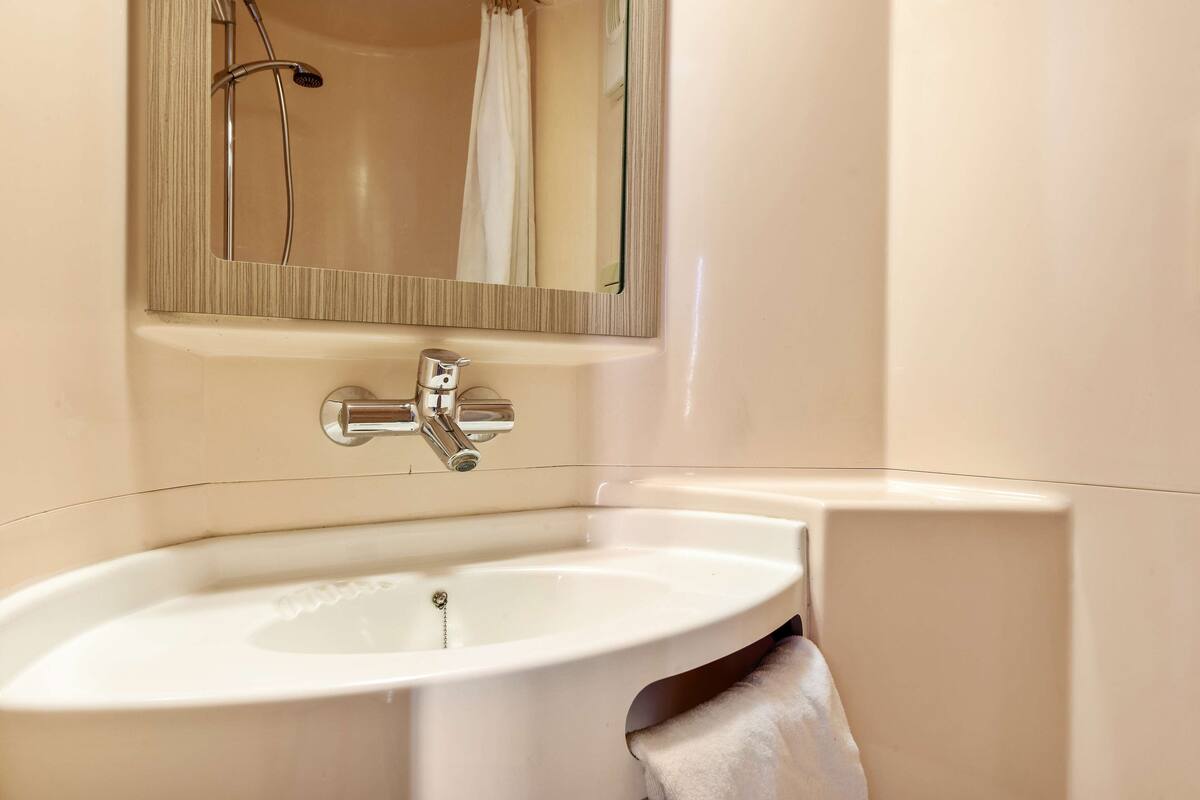 standard room, multiple beds | bathroom | shower, eco-friendly toiletries, towels