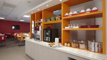 Een cafeteria met een balie, planken met servies en een koelkast.