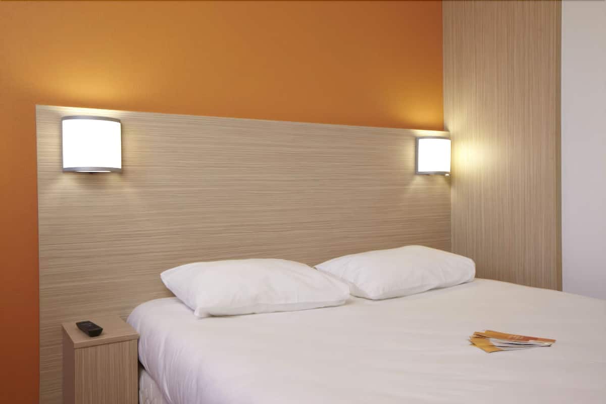 standard room, 1 double bed | desk, soundproofing, free wifi, bed sheets