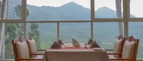 Se sirven desayunos, comidas y cenas con vista al jardín