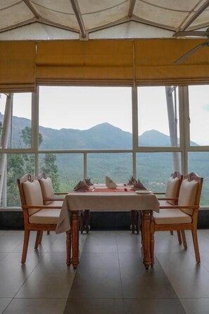 Se sirven desayunos, almuerzos y cenas (con vistas al jardín) 