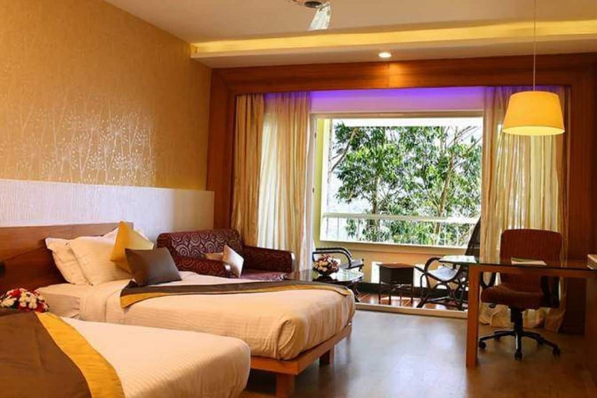 Mountain Arena | Minibar, in-room safe, desk, blackout curtains